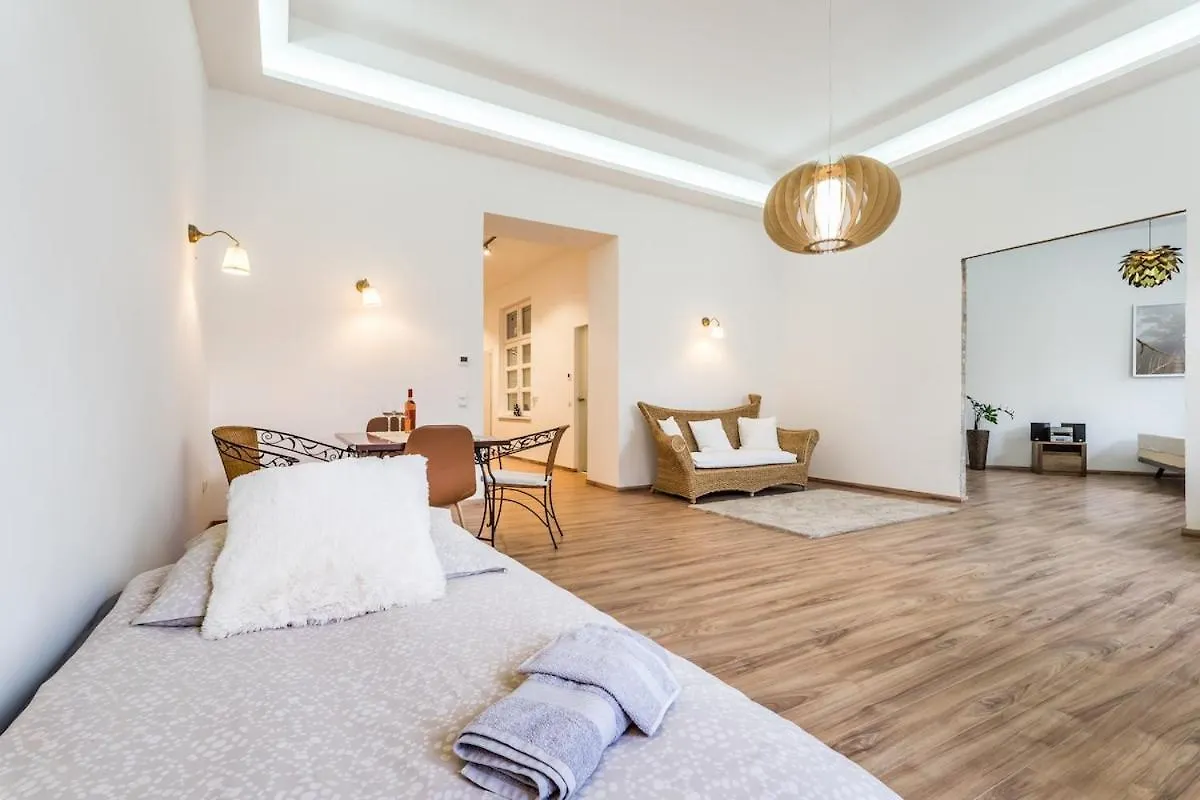 Budapest City Apartment 0*,