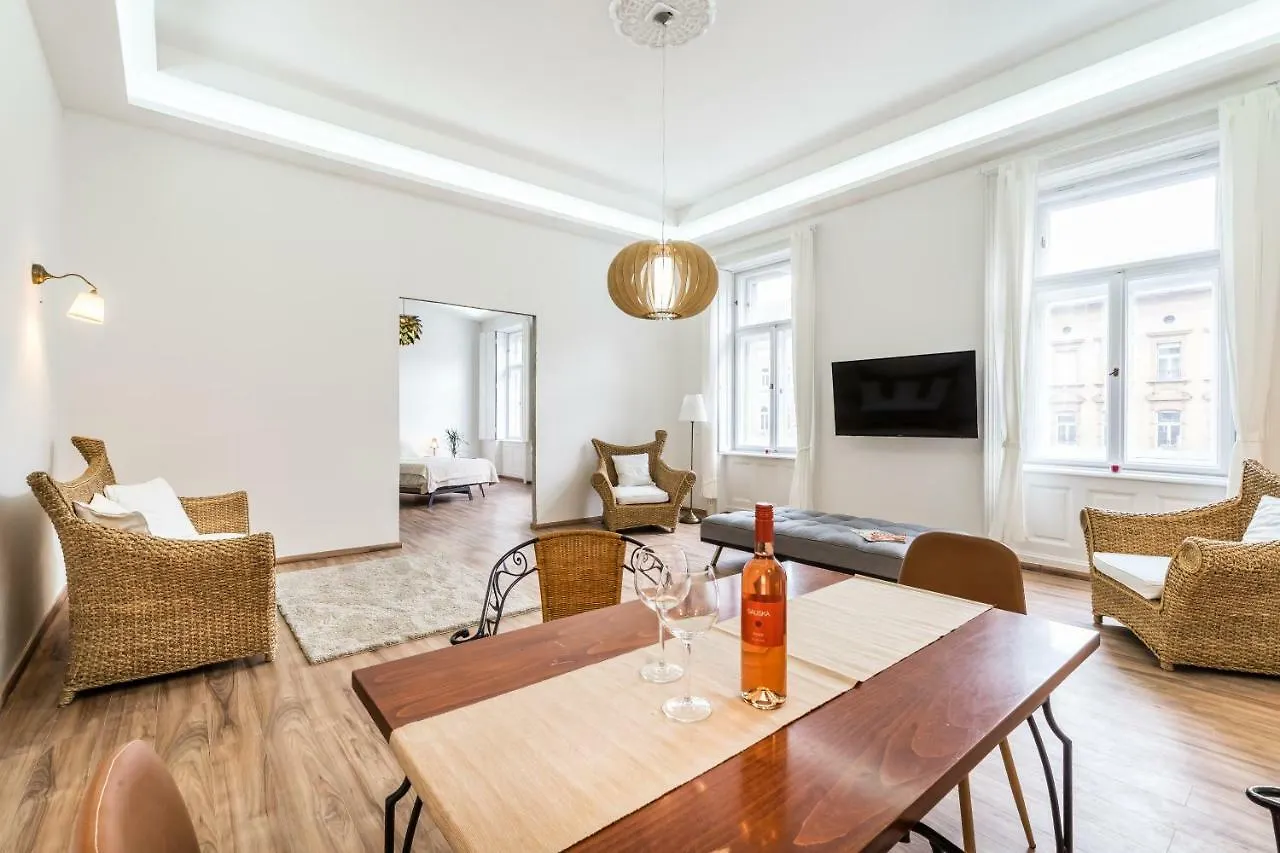 Budapest City Apartment 0*,