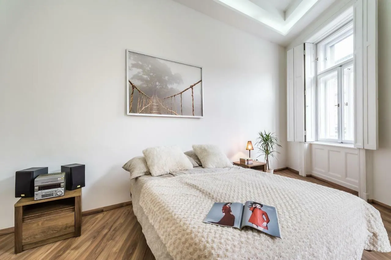 Budapest City Apartment 0*,