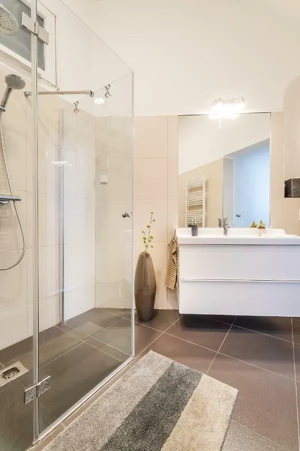 Budapest City Apartment 0*,